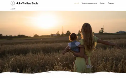 Photo d'une femme avec un enfant dans un champ au coucher du soleil, paysage rural, amour et famille, nature et authenticité. Site internet fait par web by Damien, avis client.