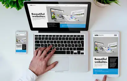Ordinateur portable affichant un site web responsive avec tablette et mobile, création de site vitrine