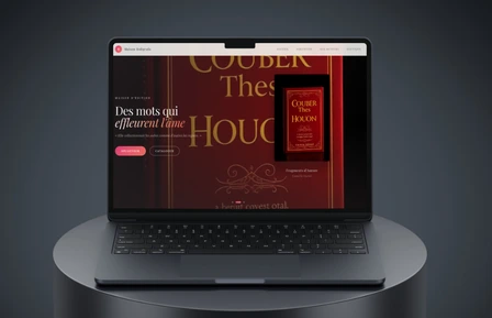 Site web affiché sur ordinateur, tablette et mobile avec maison moderne, site internet sur mesure