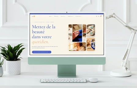 Site web affiché sur ordinateur, tablette et mobile avec maison moderne, site internet sur mesure