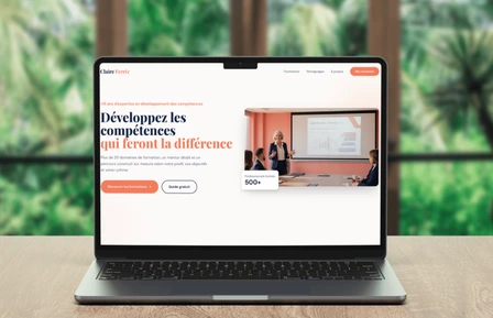 Site web affiché sur ordinateur, tablette et mobile avec maison moderne, site internet sur mesure
