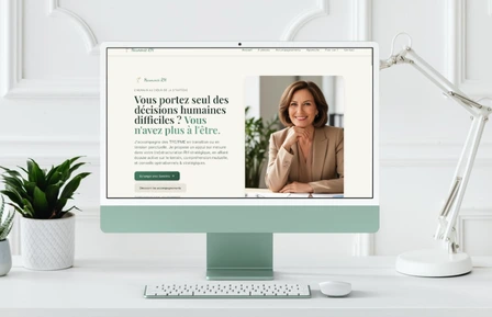 Site web affiché sur ordinateur, tablette et mobile avec maison moderne, site internet sur mesure