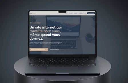 Site web affiché sur ordinateur, tablette et mobile avec maison moderne, site internet sur mesure