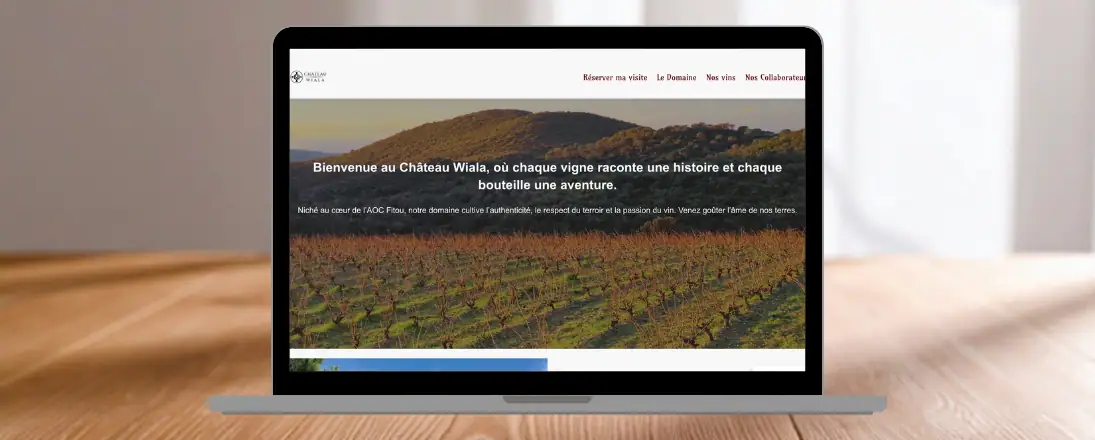 Site web affiché sur ordinateur, tablette et mobile avec maison moderne, site internet sur mesure