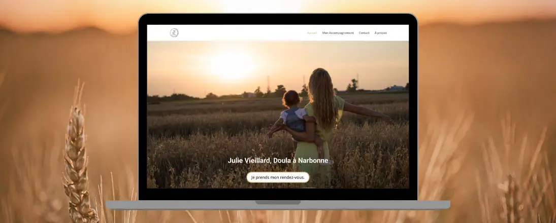 Site web affiché sur ordinateur, tablette et mobile avec maison moderne, site internet sur mesure