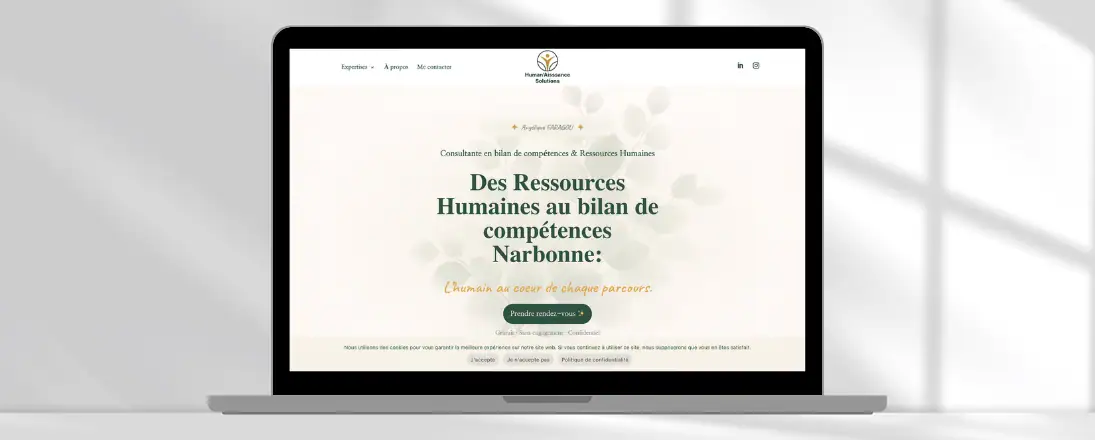 Site web affiché sur ordinateur, tablette et mobile avec maison moderne, site internet sur mesure