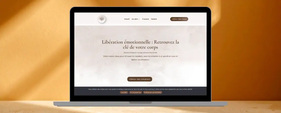 Maquette de site web bien-être affichée sur ordinateur et mobile, création de site Les maux clés