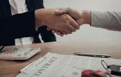 Poignée de main entre deux personnes au-dessus de documents, illustration création site vitrine